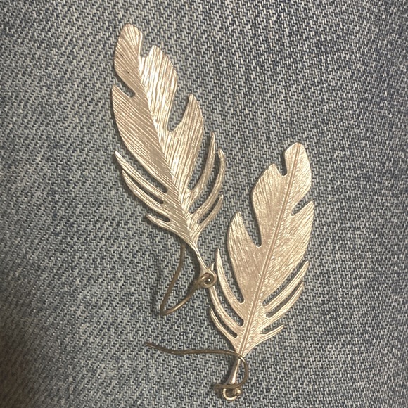 Silver tone feather earrings - Picture 2 of 2